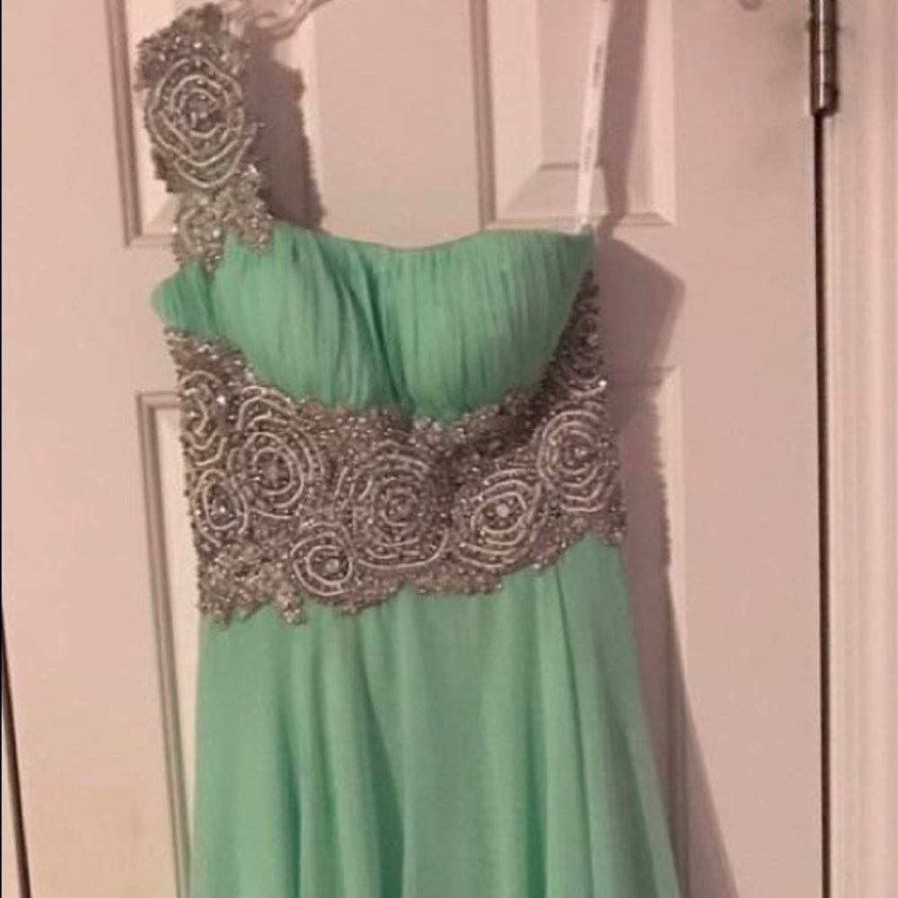 Light green Sherri Hill prom dress!